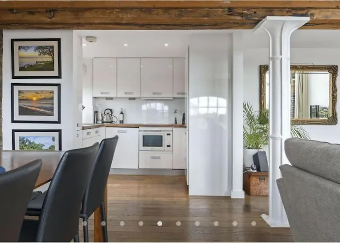 Luxury Artistic 2 Bedroom W/Balcony-Great Location Central London